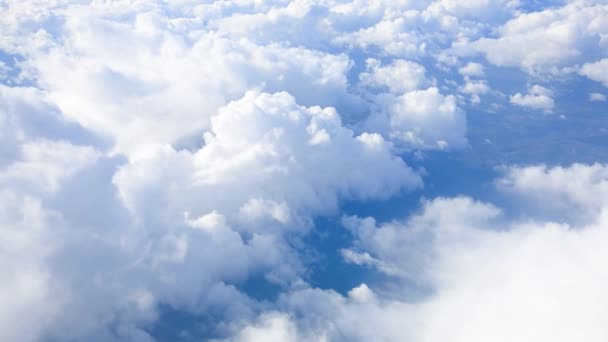 Felhők és a kék ég, a sík — Stock videók