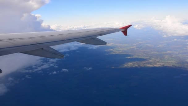 Вид з вікна літака на небо з хмарою . — стокове відео