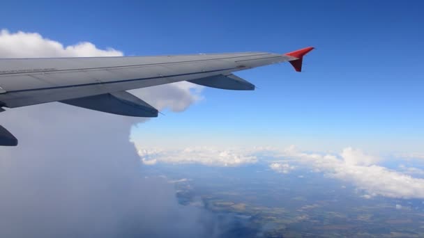 A kilátás egy repülőgép ablakából — Stock videók