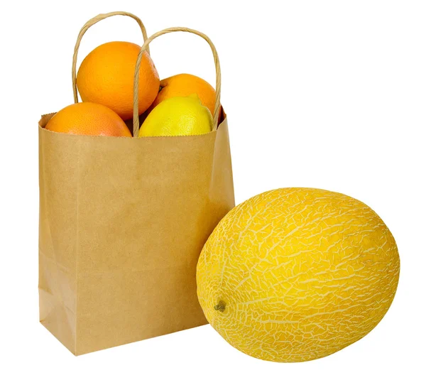 Papperskasse med frukter och gul melon isolerad på vit. — Stockfoto