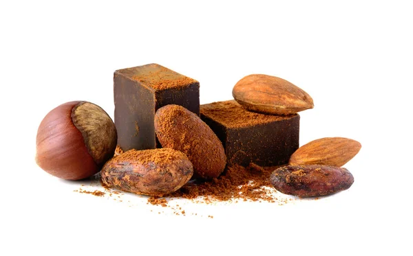 Choklad block med kakao bönor och nötter isolerad på vit bakgrund. — Stockfoto