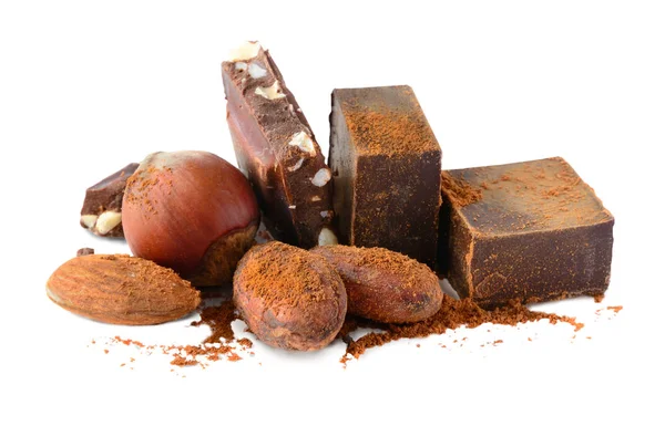 Schokoladenblöcke mit Kakaobohnen und Nüssen isoliert auf weißem Hintergrund. — Stockfoto