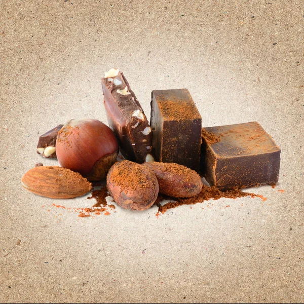 Schokoladenblöcke mit Kakaobohnen und Nüssen — Stockfoto