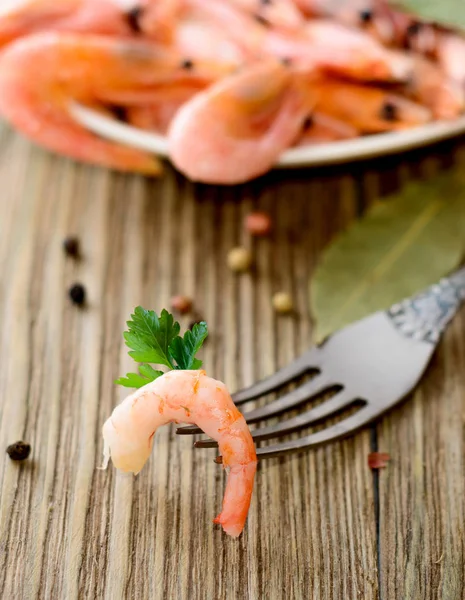 Cooked shrimps on old wooden table — Stock Photo, Image