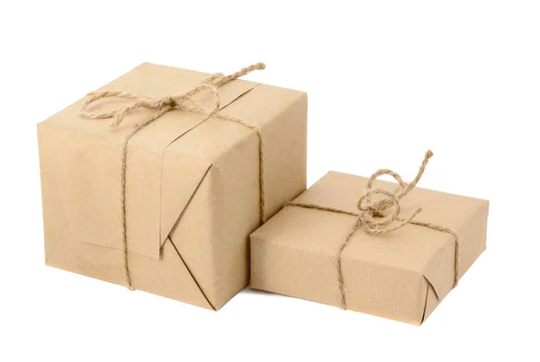 Caixas de presente ou encomendas de correio, embrulhadas com papel kraft e cordéis isolados — Fotografia de Stock
