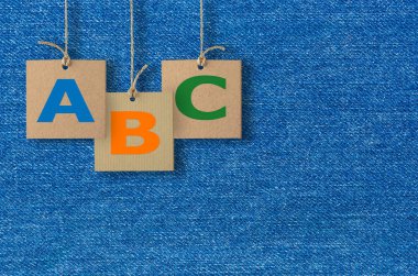 ABC harfleri karton üzerine. Alfabe logo kot arka plan.