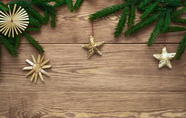 Noel ahşap arka plan dalları köknar ağacı ve saman süslemeleri, boş alanı ile.