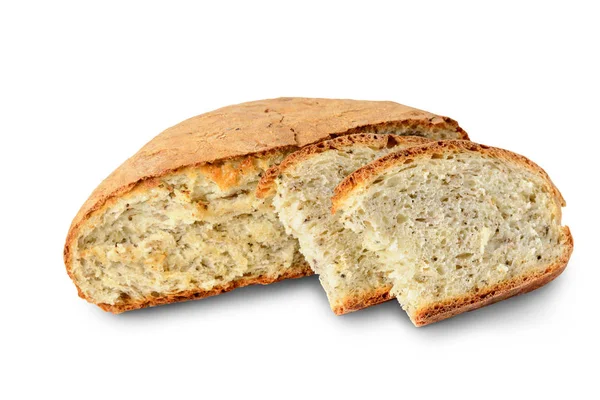 Gesneden zelfgemaakte brood gemaakt met kruiden en specerijen op wit wordt geïsoleerd, uitknippad opgenomen — Stockfoto