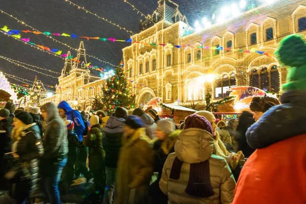 МОСКВА, РОССИЯ - 03 ЯНВАРЯ 2017: Люди на Рождественской ярмарке в центре Москвы . — стоковое фото