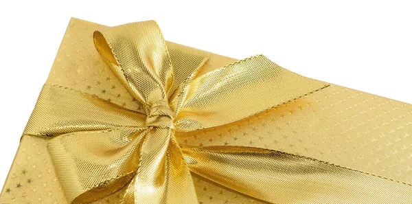 Caixa de presente dourada com fita dourada sobre fundo branco . — Fotografia de Stock