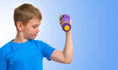 Çocuk pazı kas seyir dumbbells ile