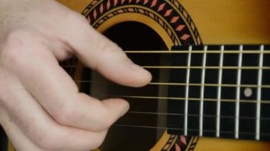 Akustik gitar tıngırdatmaya. Klasik Gitar tıngırdatmaya bir el Close-Up.
