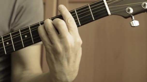 Suonare chitarra acustica rétro toning . — Video Stock