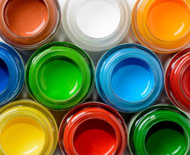 Cam kavanozlar ile guaj boya Üstten Görünüm.