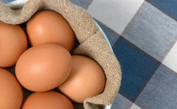 Яйця в мисці з домотканою тканиною — стокове фото