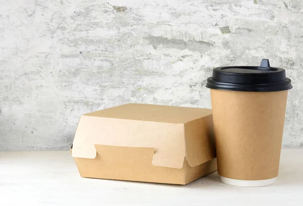 Kézműves papír kávé-kupa és élelmiszer doboz az asztalon — Stock Fotó
