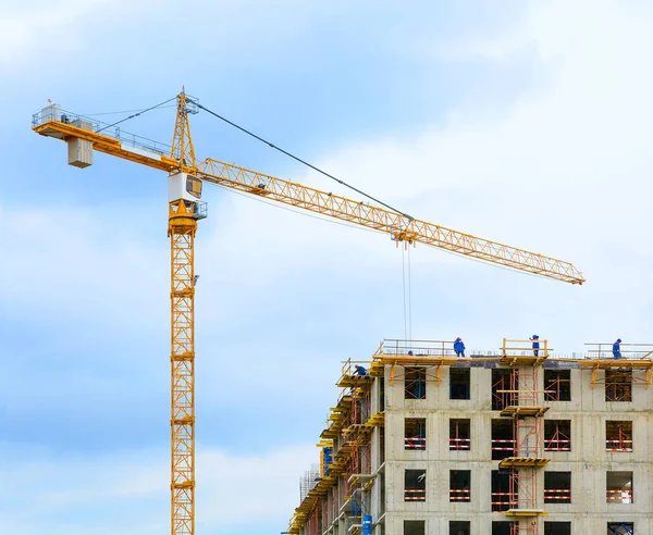 Crane and workers at construction of residental building. — Stock Photo, Image