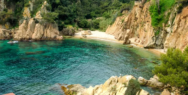 Vue sur la magnifique baie paradisiaque de la mer avec de l'eau de mer turquoise, Espagne — Photo
