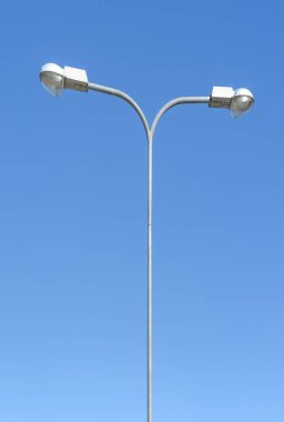 Sokak ışık sonrası karşı mavi bir gökyüzü