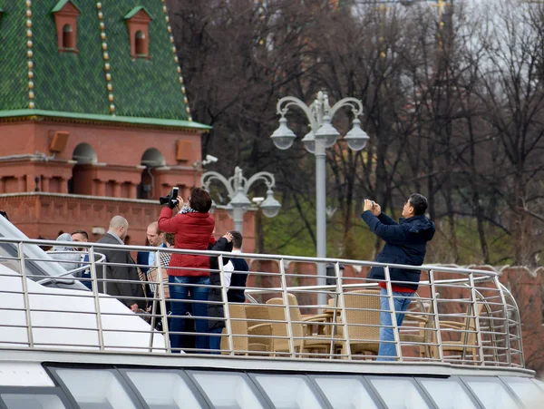 모스크바 크렘린, 러시아는 모스크바 강에 모스크바-4 월 21 일, 2017: 관광 보트 수레 — 스톡 사진
