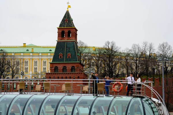 Moskou - 21 April 2017: Toeristische boot drijvers op de Moskva-rivier langs het Kremlin van Moskou, Rusland — Stockfoto