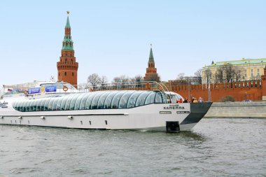 Moskova - 21 Nisan 2017: Turist tekne yüzen geçmiş Moskova Kremlin, Rusya Moskova Nehri üzerinde