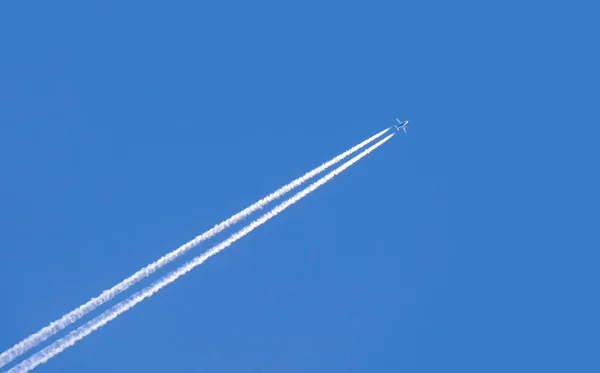 푸른 하늘에 비행기 비행의 대각선 추적 — 스톡 사진