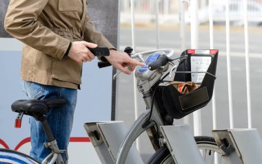 Adam bir Bisiklet paylaşım şehir hizmeti bir bisiklet almak