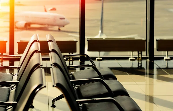 A repülőtér indulási társalgójában üres szék — Stock Fotó