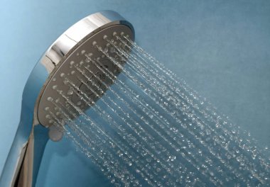 Modern duş başlığı akan su ile yakın çekim