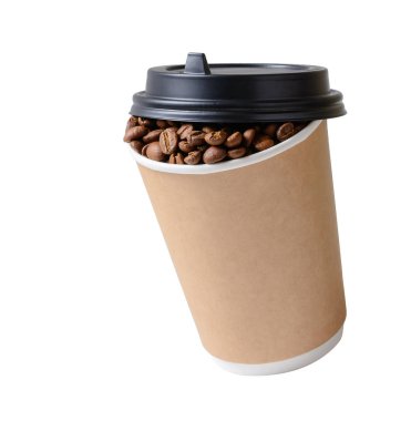 Kağıt kahve fincanı kahve beyaz arka plan üzerinde izole fasulye ile