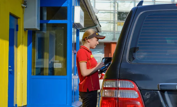Moskova, Rusya - 2 Ağustos 2017: müşteri hizmeti aracılığıyla Mcdonalds sürücüsündeki bir emir alarak Mcdonalds işçi,