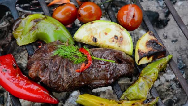 Gegrilde biefstuk met groenten op de barbecue — Stockvideo