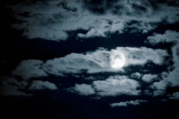 Ночное небо и луна в облаках — стоковое фото