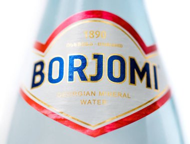 Moskova, Rusya - 23 Ekim 2017: Cam şişe maden suyu Borjomi. Makro ile sığ Dof vurdu