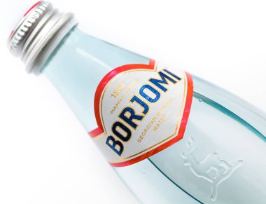 Moskova, Rusya - 23 Ekim 2017: Cam şişe maden suyu Borjomi. Makro ile sığ Dof vurdu
