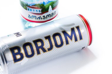 Moskova, Rusya - 23 Ekim 2017: Doğal maden suyu Borjomi can ve cam şişe