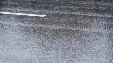 Yağmurlu havalarda kentsel yolda araba otomobiller.