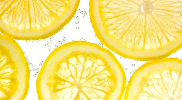 Fatias de limão na água com bolhas de ar — Fotografia de Stock