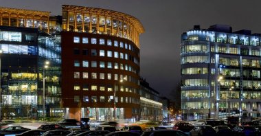 Modern ofis binası ve sokak arabalar gece ile