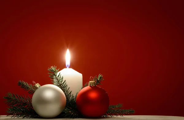 Fondo de Navidad con vela blanca ardiente —  Fotos de Stock