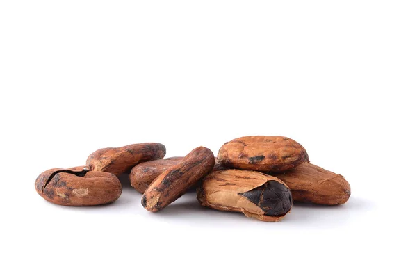 Pila de granos de cacao aislados en blanco . —  Fotos de Stock