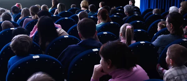 Menschen, die die Vorstellung im Theater verfolgen — Stockfoto