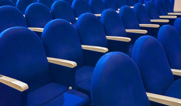 Sièges bleus dans l'auditorium — Photo