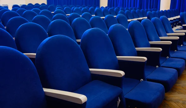 Les rangées de sièges vides dans l'auditorium — Photo