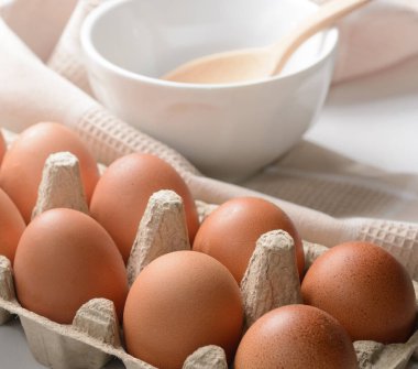 Açık bir karton kahverengi tavuk yumurta