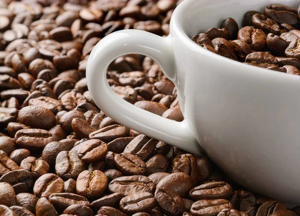 Taza de café con granos de café macro fondo —  Fotos de Stock