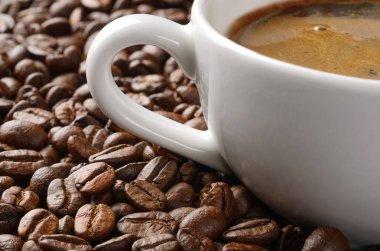 Kahve ve kahve çekirdekleri arka planı kapat