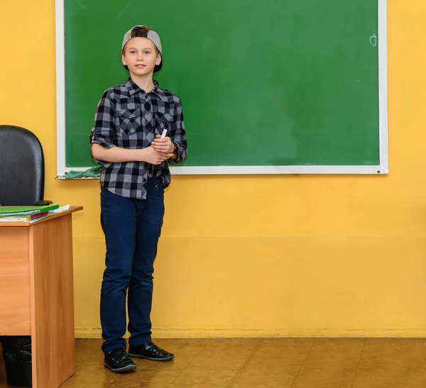 Junge neben der Tafel im Klassenzimmer. — Stockfoto