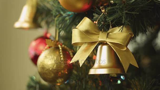 Ozdoby świąteczne rack ostrości i oświetlenie elektryczne na drzewo — Wideo stockowe